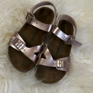 Birkenstock Rose Gold Girl’s Rio sandal size 33 euro 2, 2.5 LIKE NEW shoes